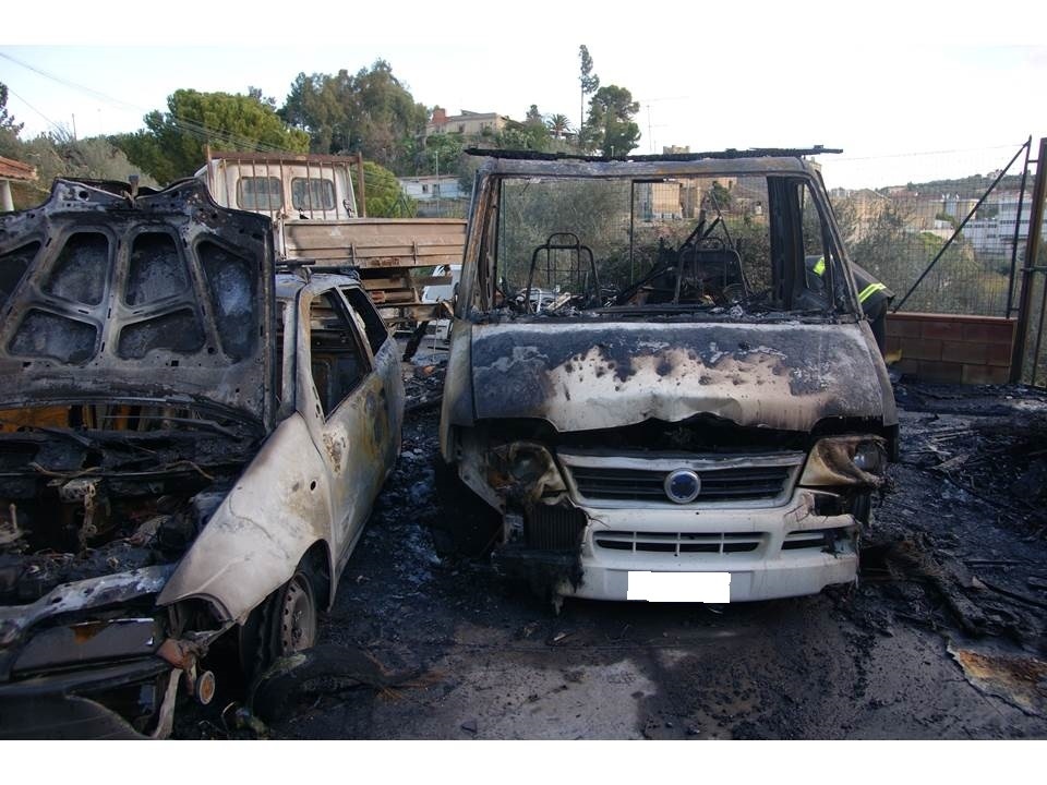 Incendio doloso a Caltanissetta, danneggiati quattro veicoli in un'autorimessa per camper